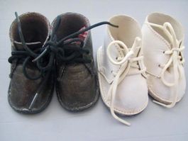 2 PAIRES DE SOULIERS POUR POUPEES