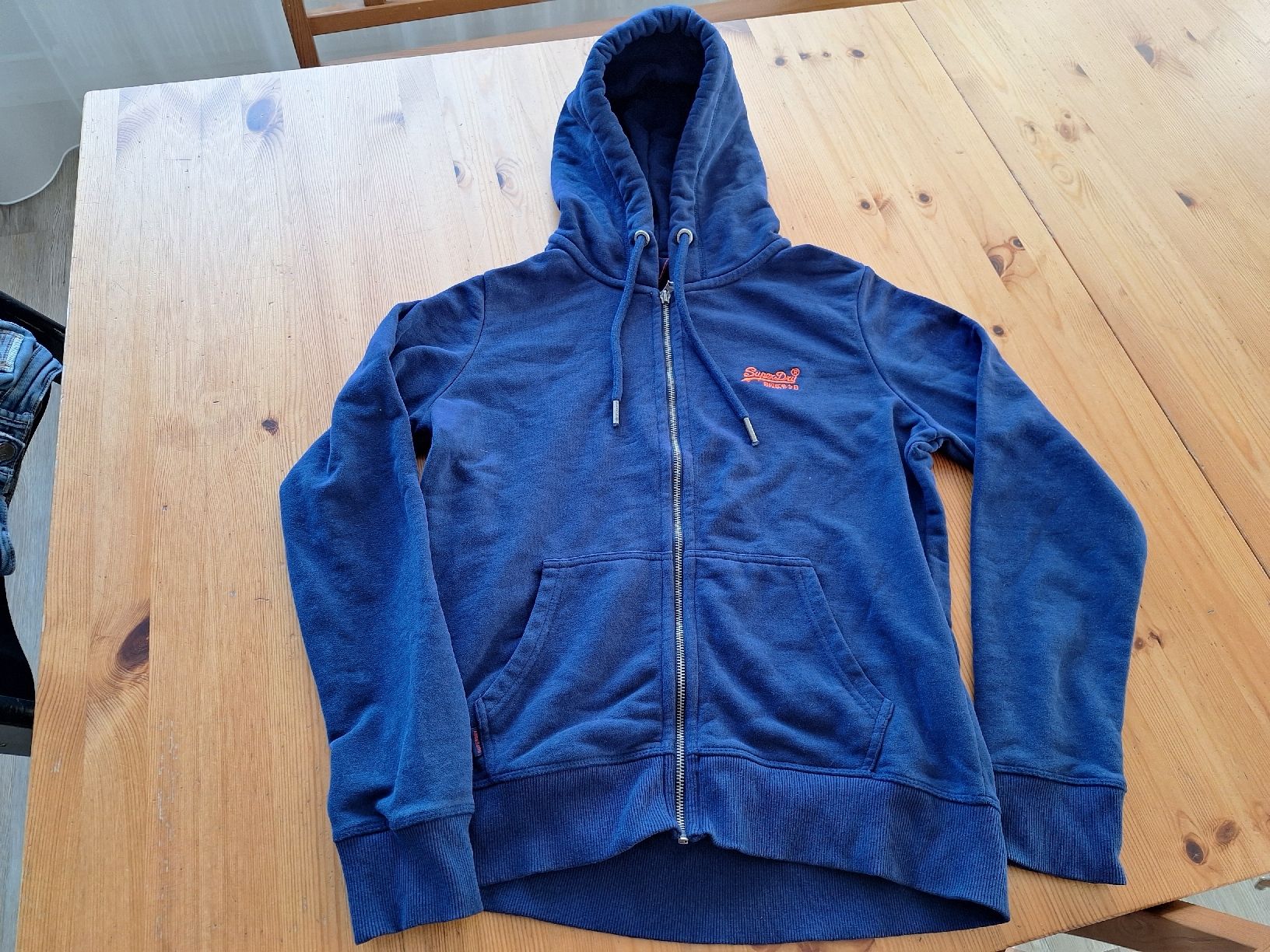 Superdry Pullover & Sweatshirts: Neuwertige Superdry Sweatjacke Grösse M – Gebraucht aus Aesch BL von ChezToKa