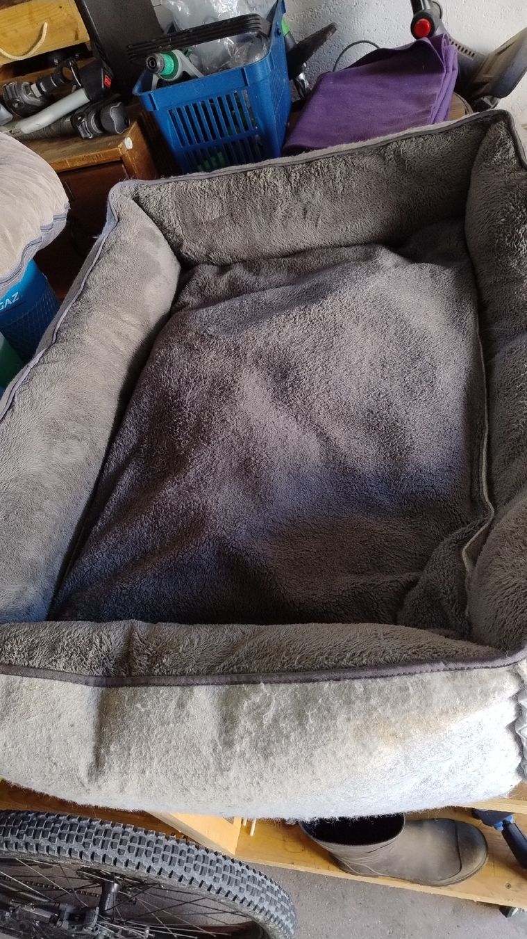 Cucce & Letti: Lit pour chien doux taille L bon état – Usato da develier venduto da Gcz4 1
