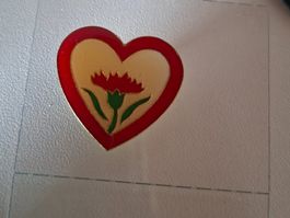 Pin Herz rot-weiss mit Blume