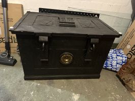 Antike Truhe aus Eisen mit rotem Inlay