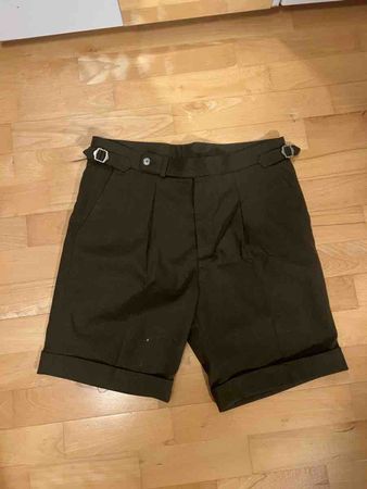 Short homme vert olive avec boucles état comme neuf