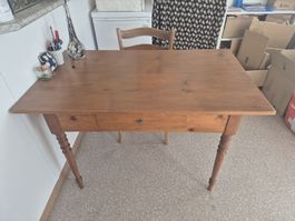 Schöner Holztisch mit Verdrechselung und Schublade, 2 Stühle