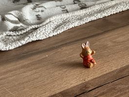 Hase Figur Keramik rot-weisspunkten klein