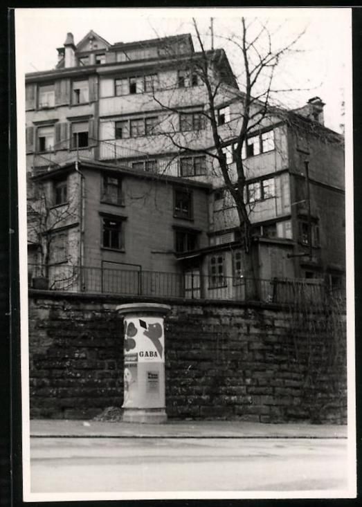 Fotografie & Manifesti: Fotografie Herisau, Litfasssäule vor de – Usato da Berlin venduto da bartko-reher