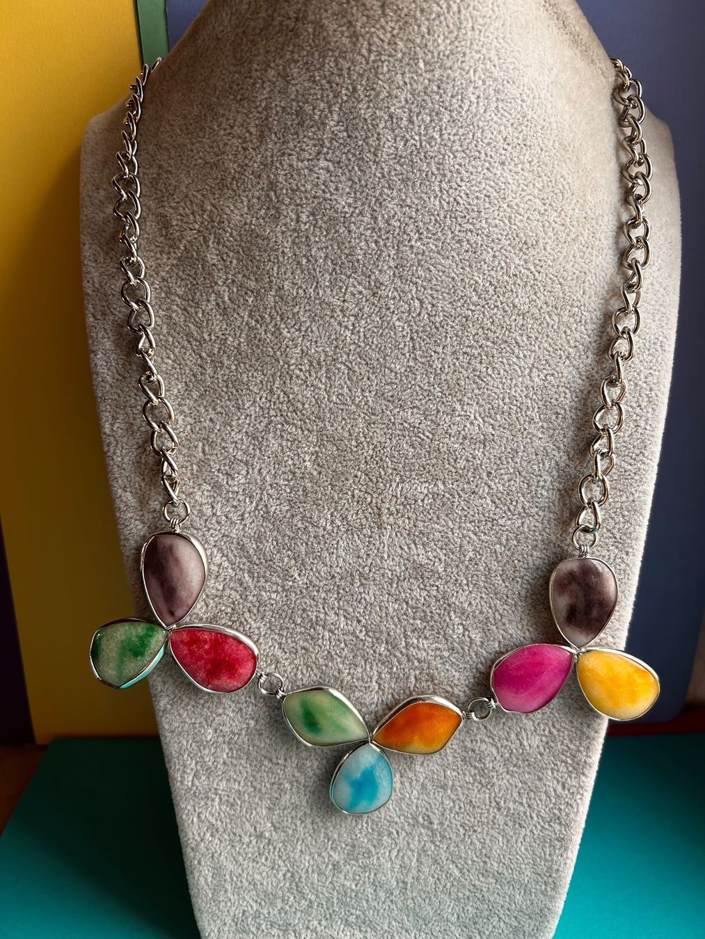 Ketten: Fröhlich bunte Kette mit farbigen Steinen (ca.60cm) – Gebraucht aus Dittingen von Bijoubelle