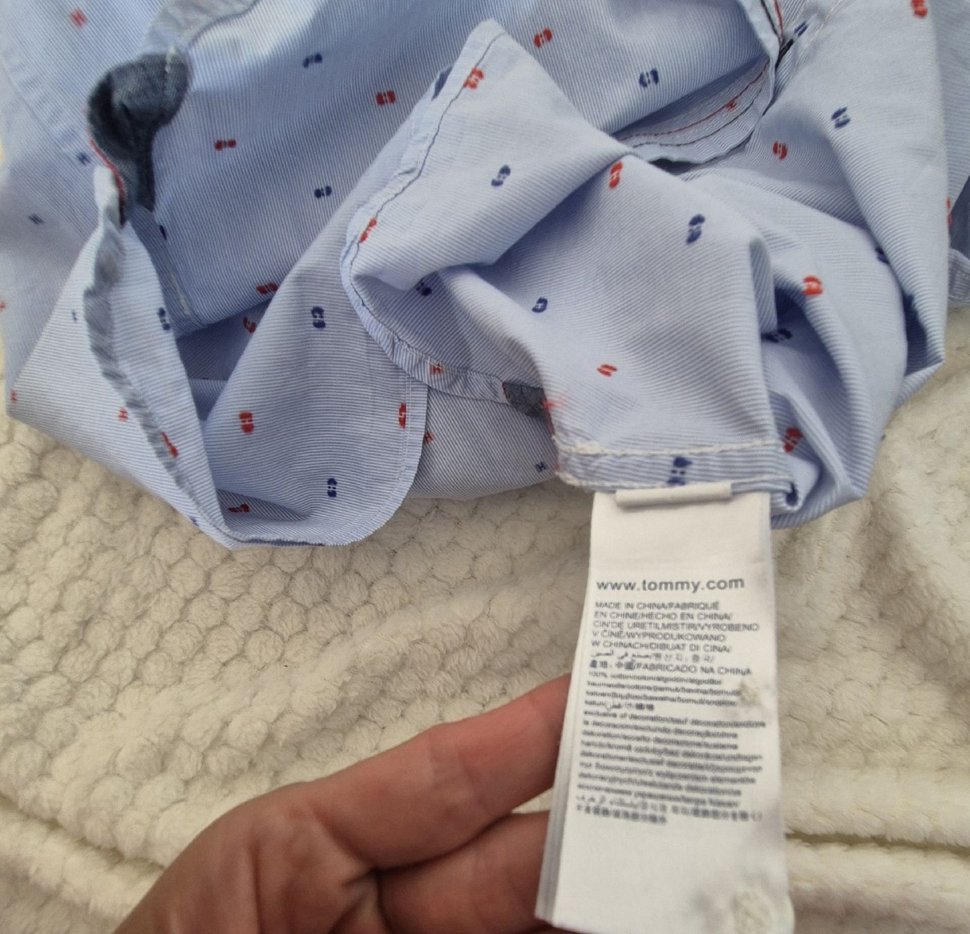 Tommy Hilfiger Blusen, T-Shirts & Tops: Hemdbluse Tommy Hilfiger hellblau Grösse 164 – Gebraucht aus Münchenstein von yes_l59n 4