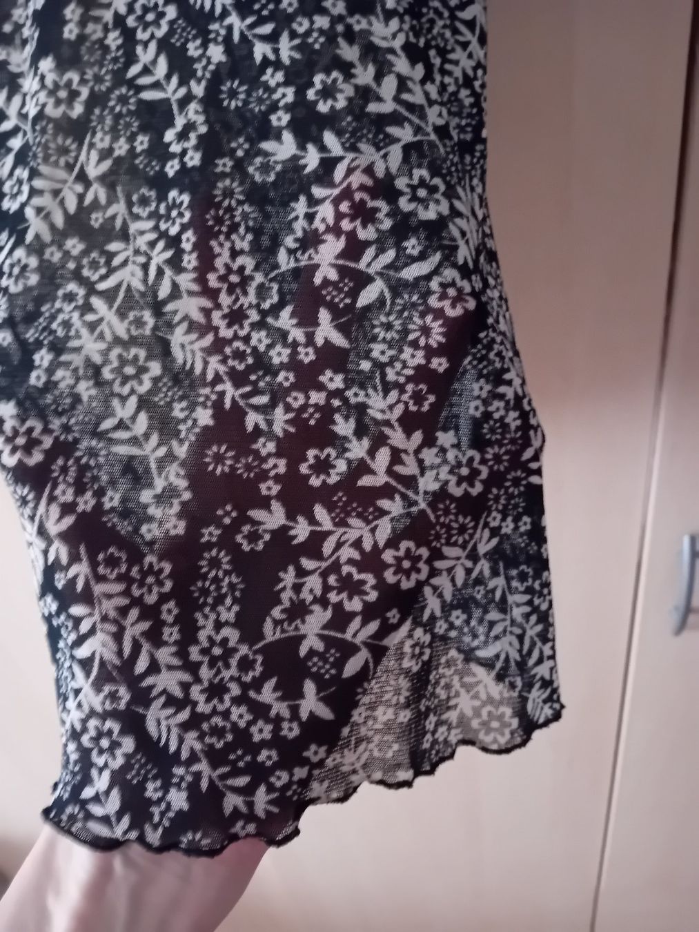 Blusen: schwarz mit Blumenmuster elastisch/etwas transparent Gr.40 – Gebraucht aus Allschwil von Beautyskin 1