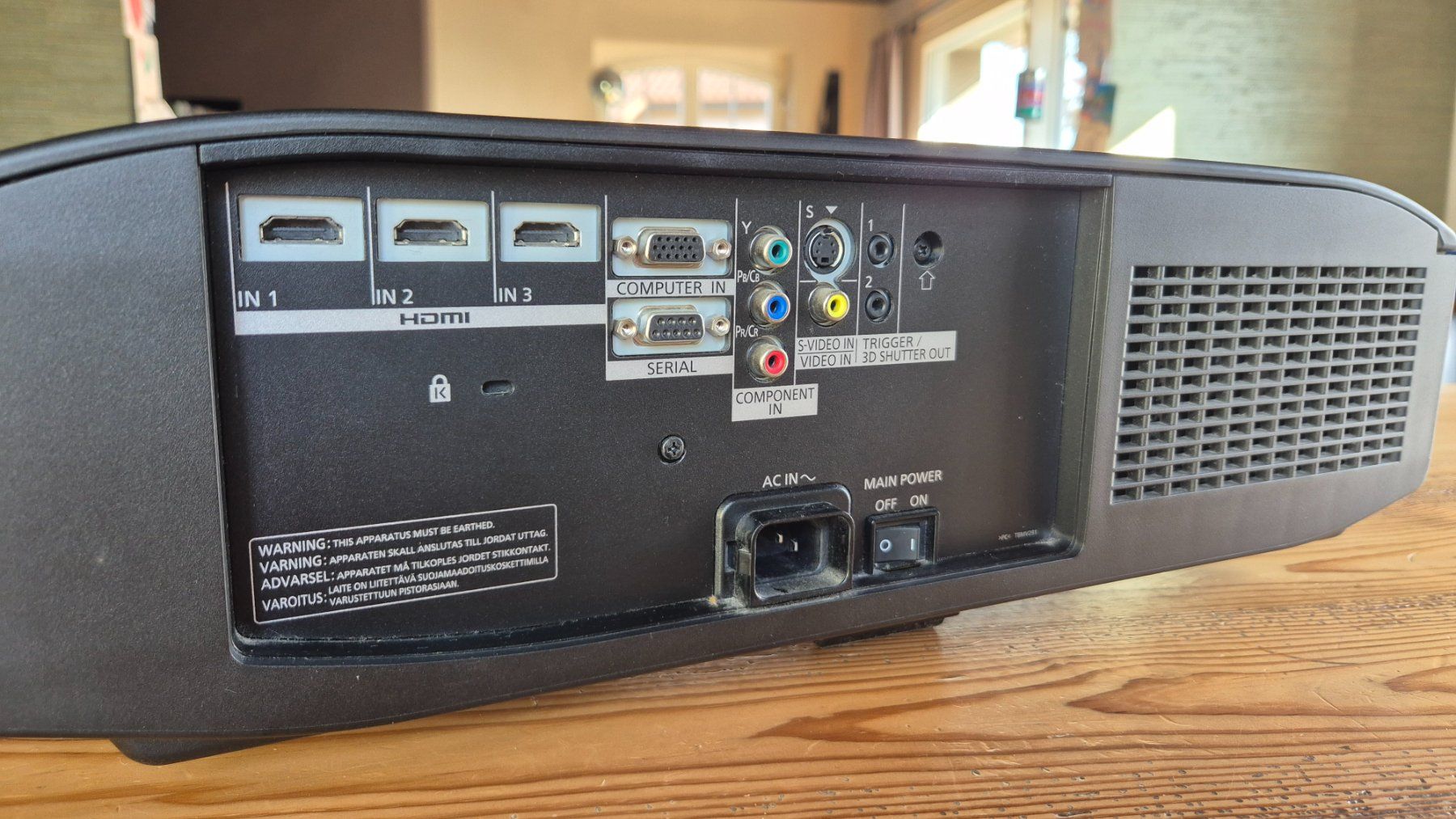 Panasonic Videoprojektoren: Beamer Panasonic PT-AT6000E – Neu (gemäss Beschreibung) aus Uetendorf von mida04 2