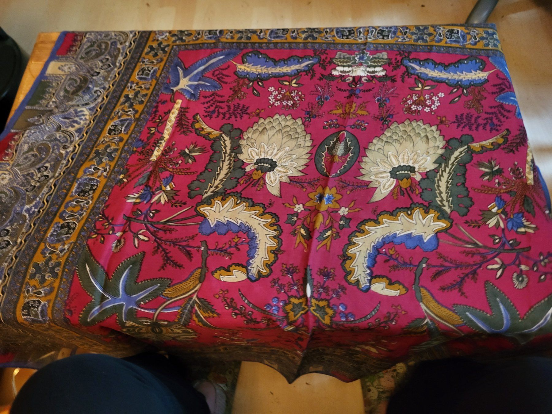 Foulards & écharpes: Wunderschöner Seidenschal mit Blumenmuster – Neuf (Voir description) à Guggisberg par Aegertenlehn