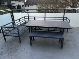 Moderne Gartenlounge mit Granittisch