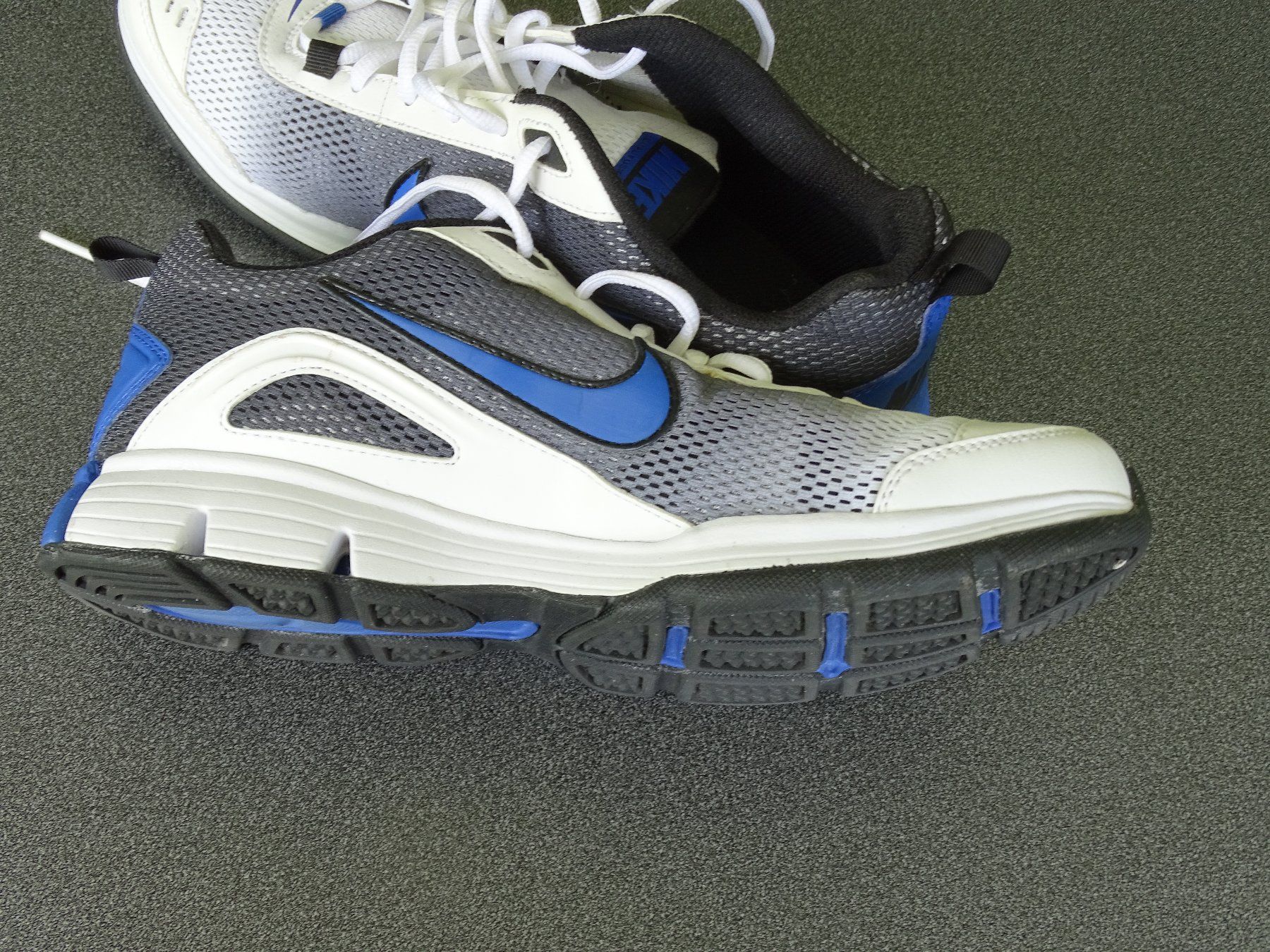 Nike Herrenschuhe: Sneakers von NIKE, zweifarbig – Gebraucht aus Grenchen von olma01 1