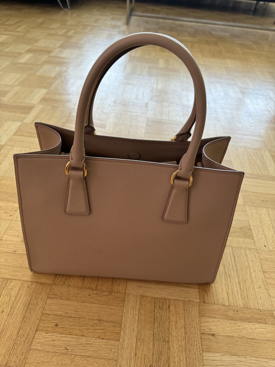 Prada Borse da donna: Prada Handtasche Saffiano Leder in altrosa – Nuovo (secondo la descrizione) da Zürich venduto da Kia78 1