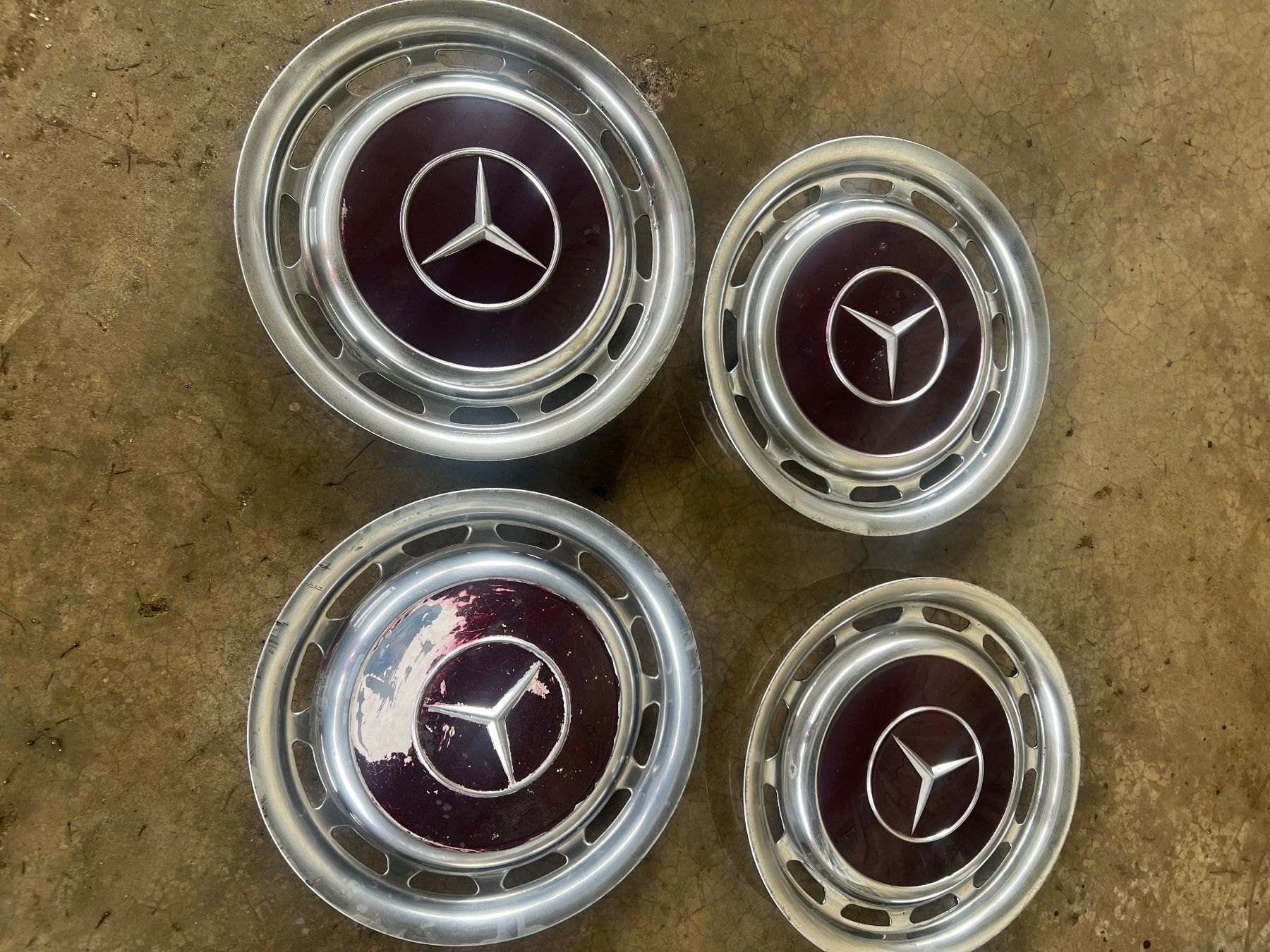 Mercedes-Benz Tutti pezzi di ricambio auto: Mercedes Radkappen,Blech 4 Stk Oldtimer, Durchmesser 37cm – Usato da Winterthur venduto da Neuson