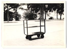 Fotografie Transportwagen auf Rädern, W