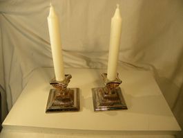 Paar versilberte Kerzenständer verziert rechteckigem Fuss