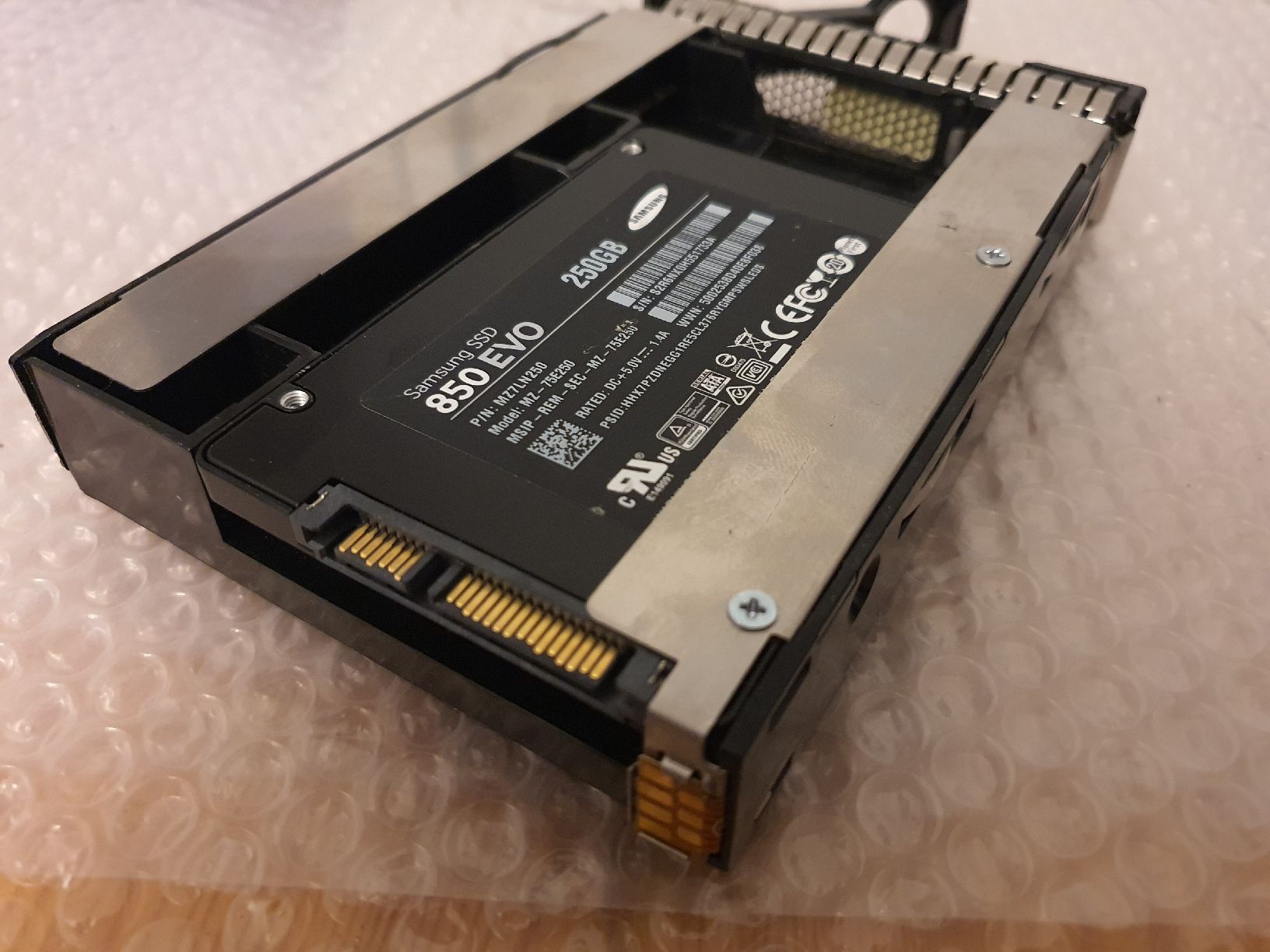 Hewlett Packard Server: HP 3.5" caddy with SSD 250GB for ProLiant Gen8 – Gebraucht aus La Tour-de-Peilz von Gbes 3