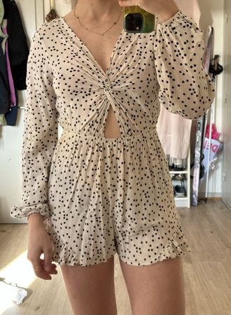 Sommerlicher Playsuit mit Punktemuster, Grösse S/36