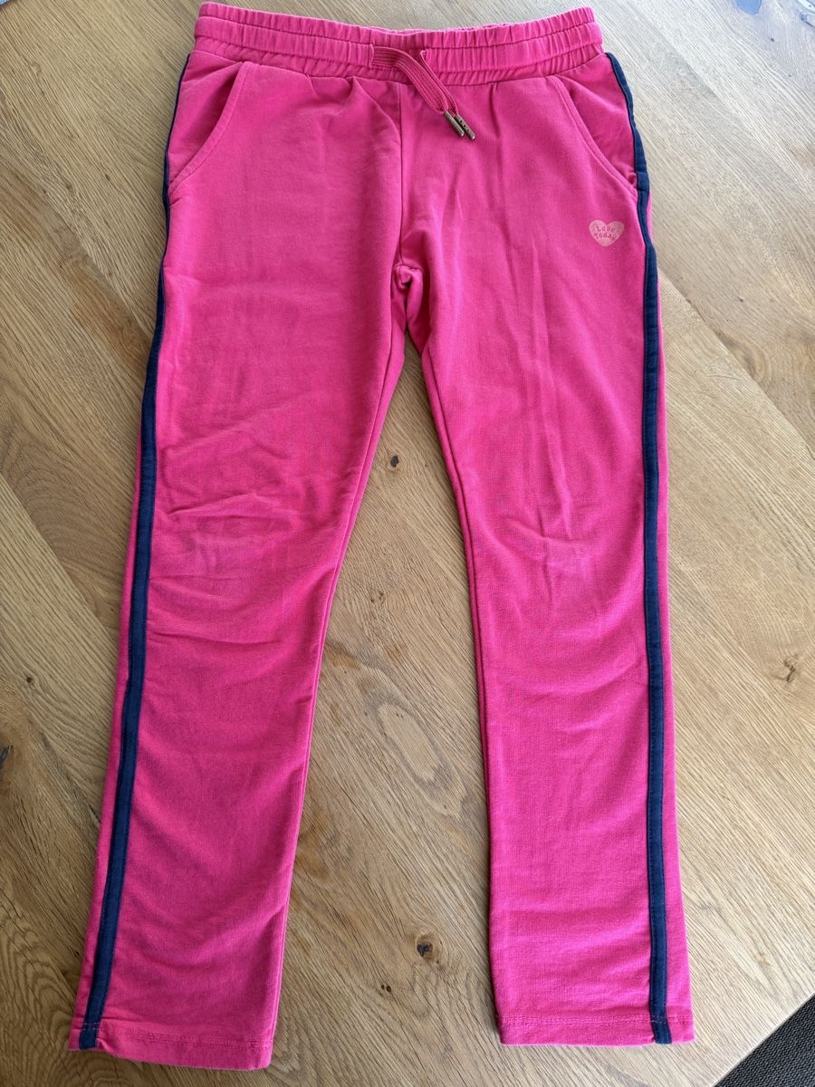 Hosen: Jogginghose Grösse 128 – Gebraucht aus Grabs von Shelly_87