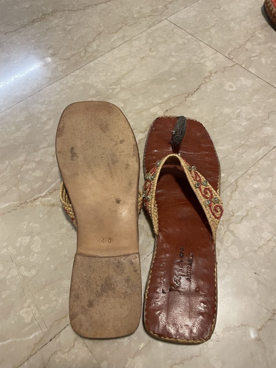 Scarpe da donna: Leder Flipflop, marakesch style, mit Silberknopf, Grösse 40 – Usato da Fribourg venduto da BieneMaja3 1