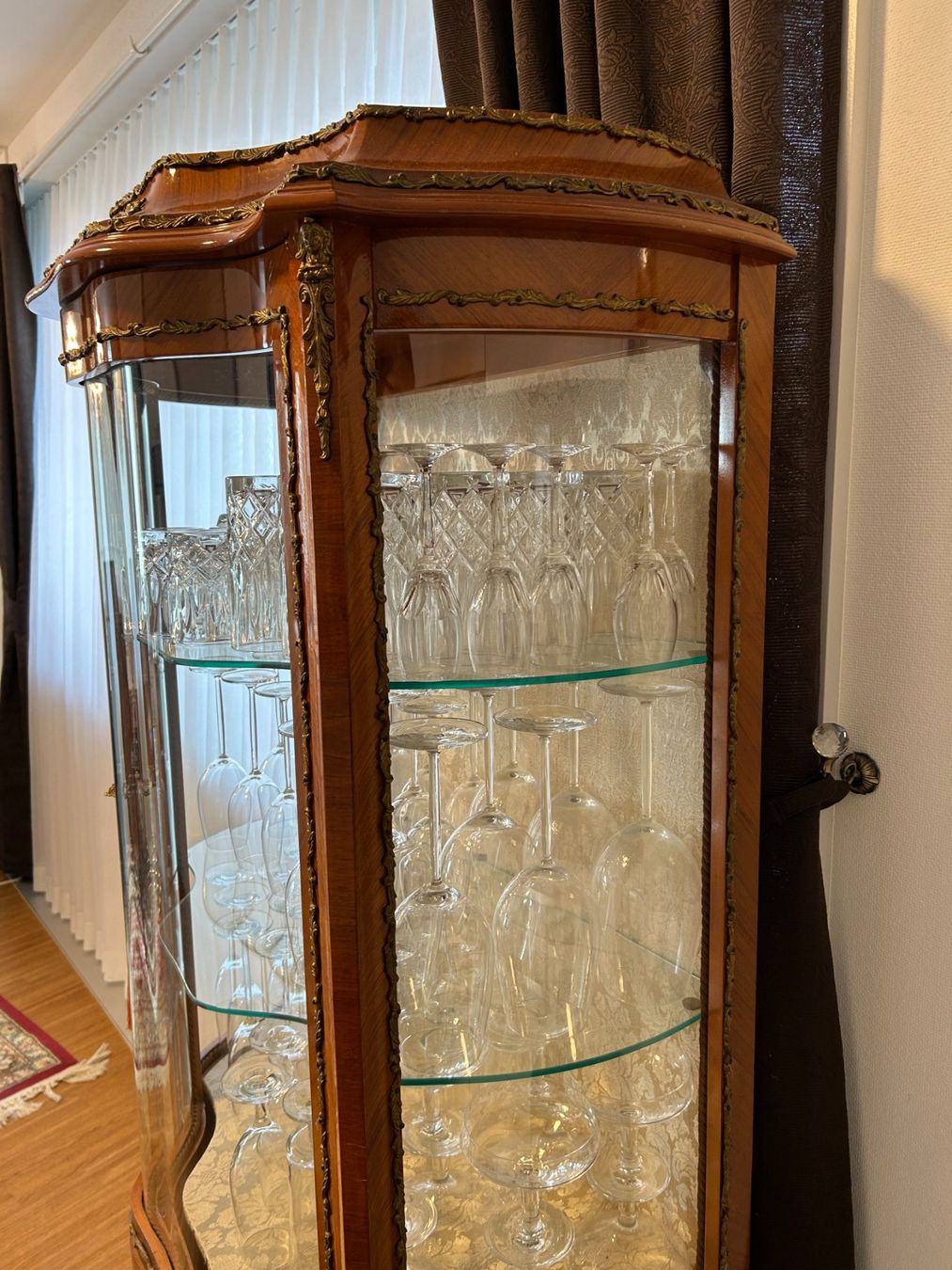 Vetrine: Louis XV Vitrine mit elegant gebogenem Glas – Usato da Küsnacht ZH venduto da filo_fila8700 4