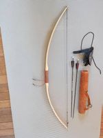 Pfeilbogen, Köcher, Pfeilen und Armschutz