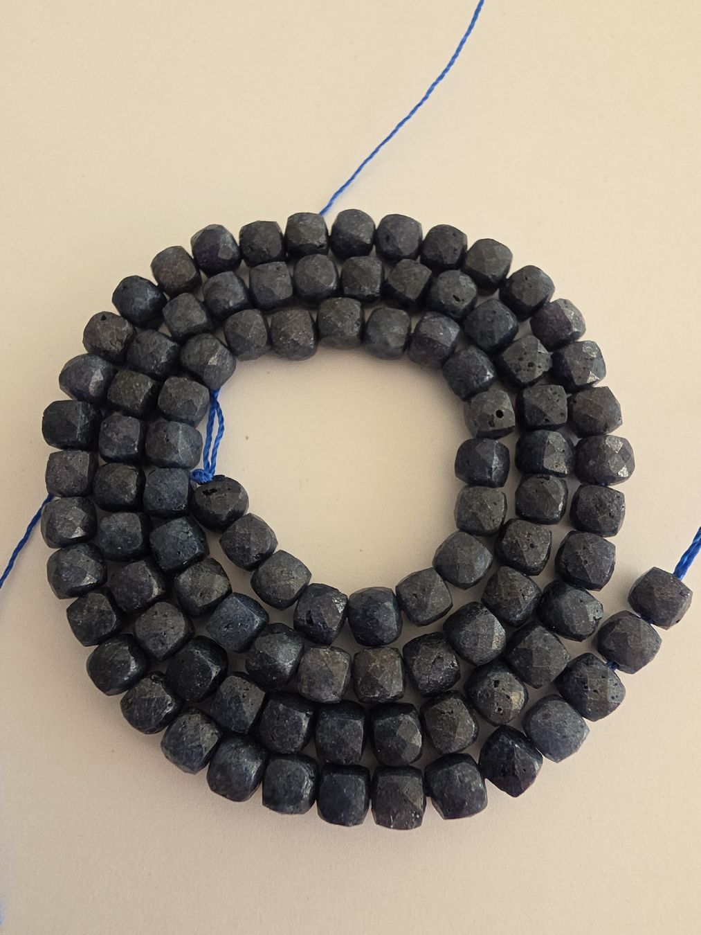 Mineralien & Heilsteine: Saphir Würfel ca. 4mm. Strang – Neu und originalverpackt aus Menziken von Mirager 1