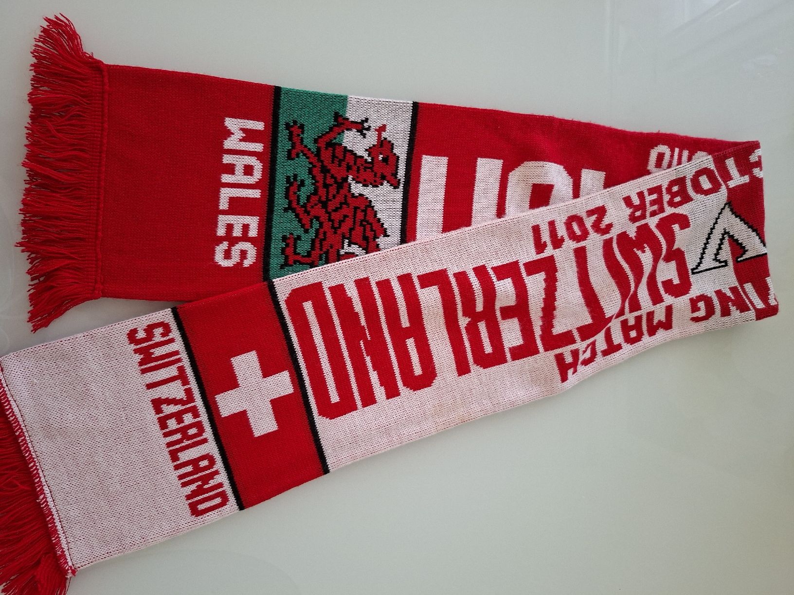 Foulard & Sciarpe: Echarpe en maille rouge et blanche avec franges. – Usato da Renens VD venduto da ser_j2fn 1