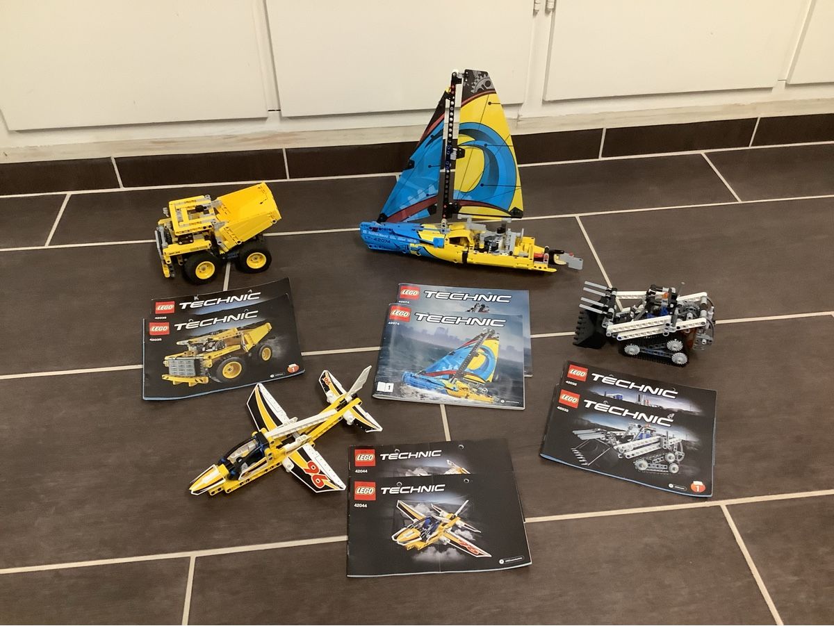 Lego Kit di costruzioni: Grosses Lego Technic Set Flugzeug, Schiff, Bagger und Kipper – Usato da Brugg AG venduto da Sweety_pie
