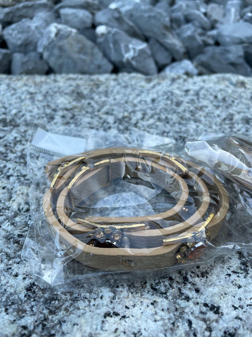 Bracciali & Braccialetti: 2 x Armbänder aus Kunstleder mit Steinen, beige – Nuovo e nell'imballaggio originale da Wängi venduto da LiqKojote 2