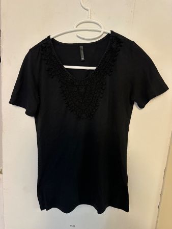 Schwarzes Chicorée T-Shirt mit besticktem Kragen (XS)