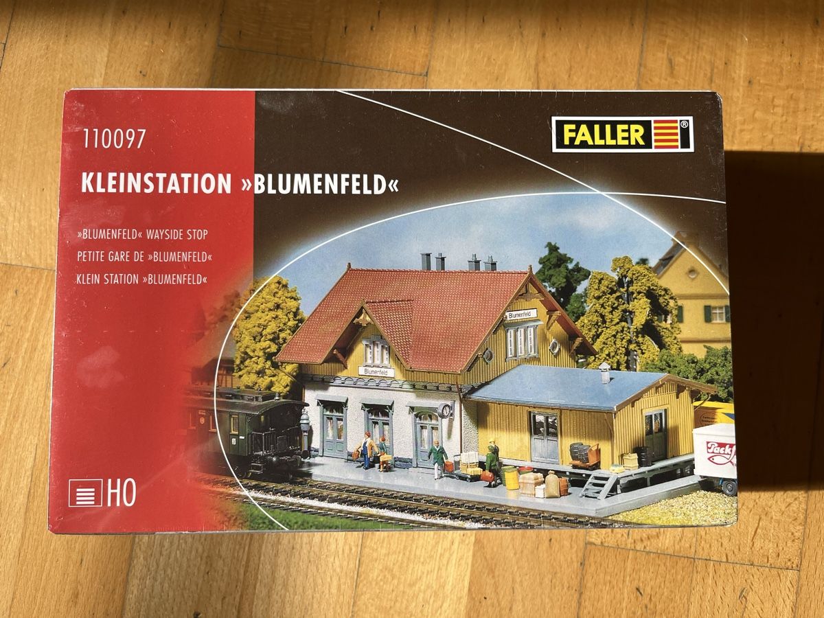 Faller Modellini di ferrovie: Faller Kleinstation „Blumenfeld“ – Nuovo e nell'imballaggio originale da Luzern venduto da Mobahn_Schwarzenberg