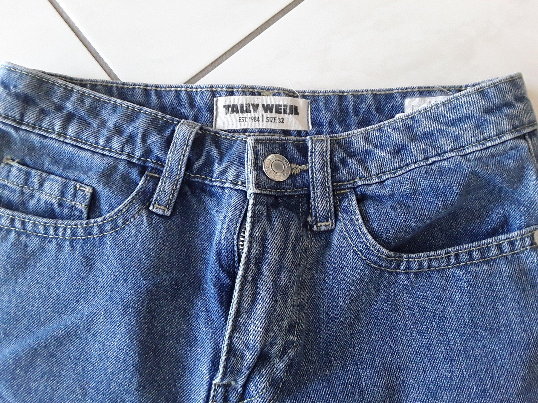 Hosen: Kurze Jeanshosen Size 32 – Gebraucht aus Heimberg von Samprof 1