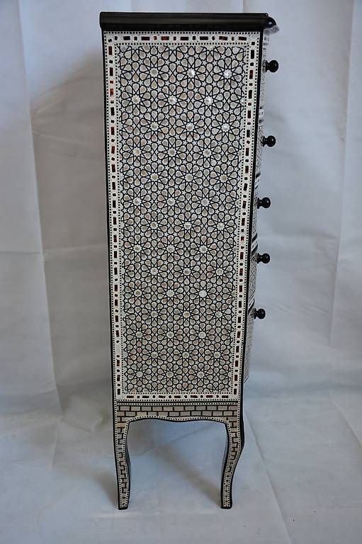 Cassettiere: Meuble commode nacrée  de style Louis XV. – Usato da geneve venduto da louisart 4