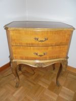 Antike Kommode/Nachttisch mit zwei Schubladen, Holz.