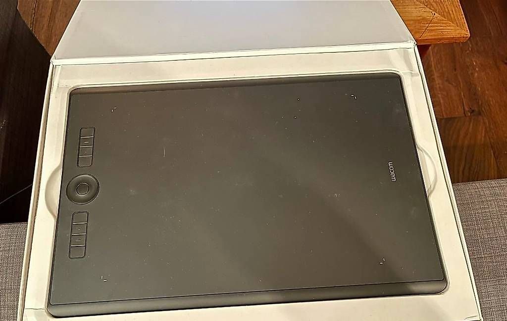 Tablet PC: Tablette graphique Wacom Intuos Pro - Grand format 25cm – Usato da Lausanne venduto da val_5gdx
