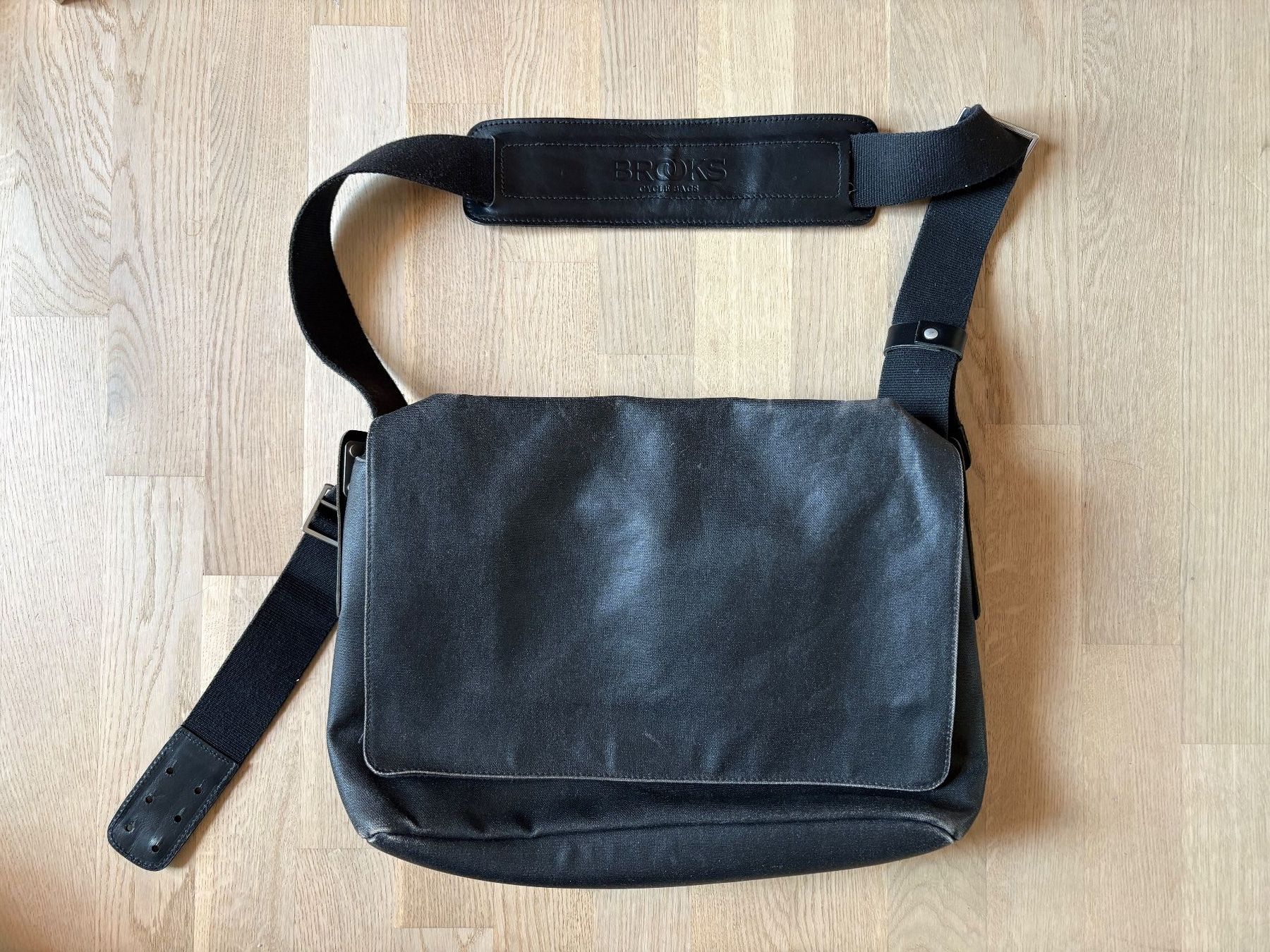 Brooks Borse: Brooks Barbican Canvas Messenger Bag – Usato da Elgg venduto da Jo_Naj