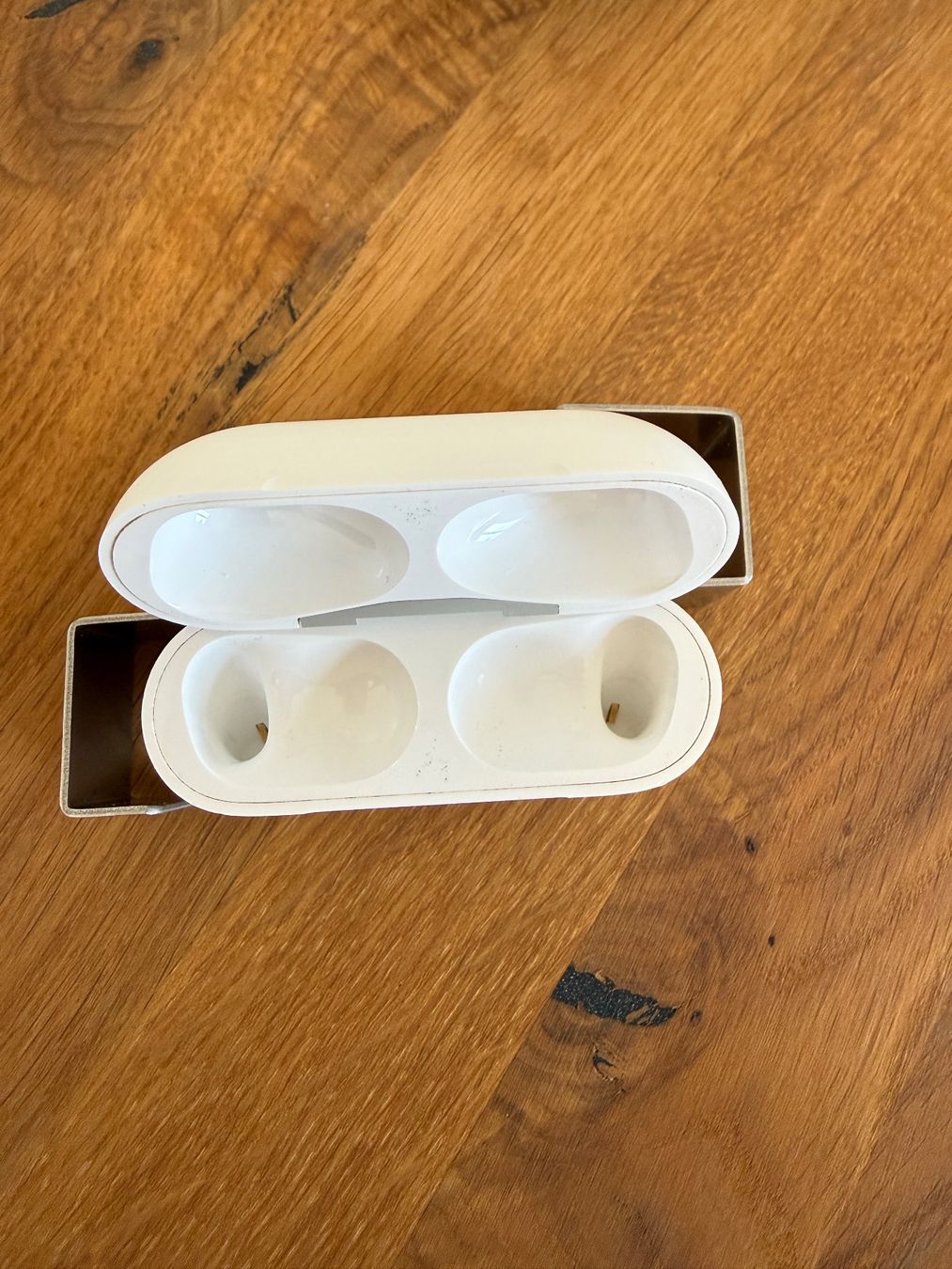 Apple Cuffie: APPLE AirPods Pro 1 Charging Case – Usato da Lausanne venduto da Nine1982 1