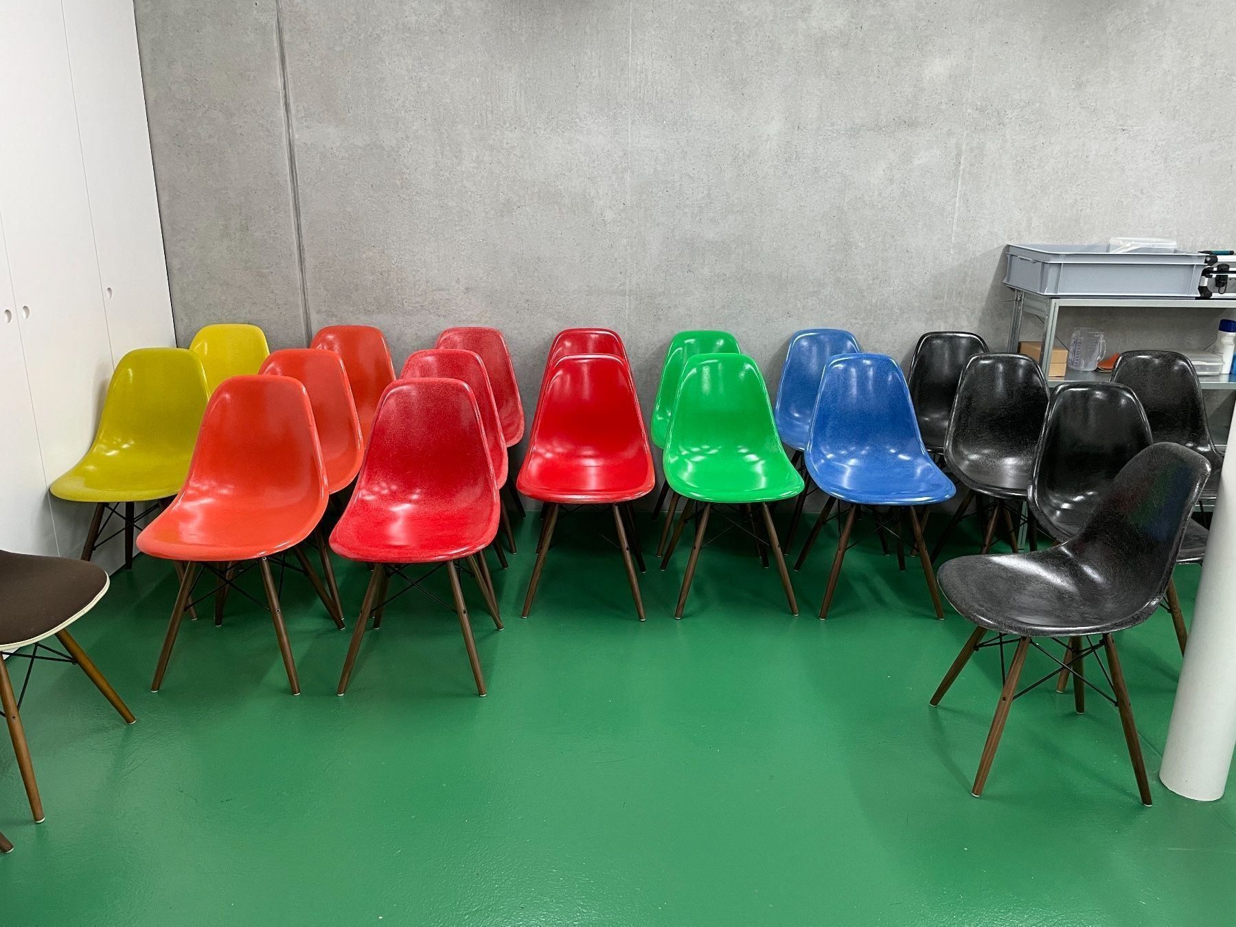 Eames Sedie: Eames Side Chairs Dark Brown – Usato da ipsach venduto da Latigo 7