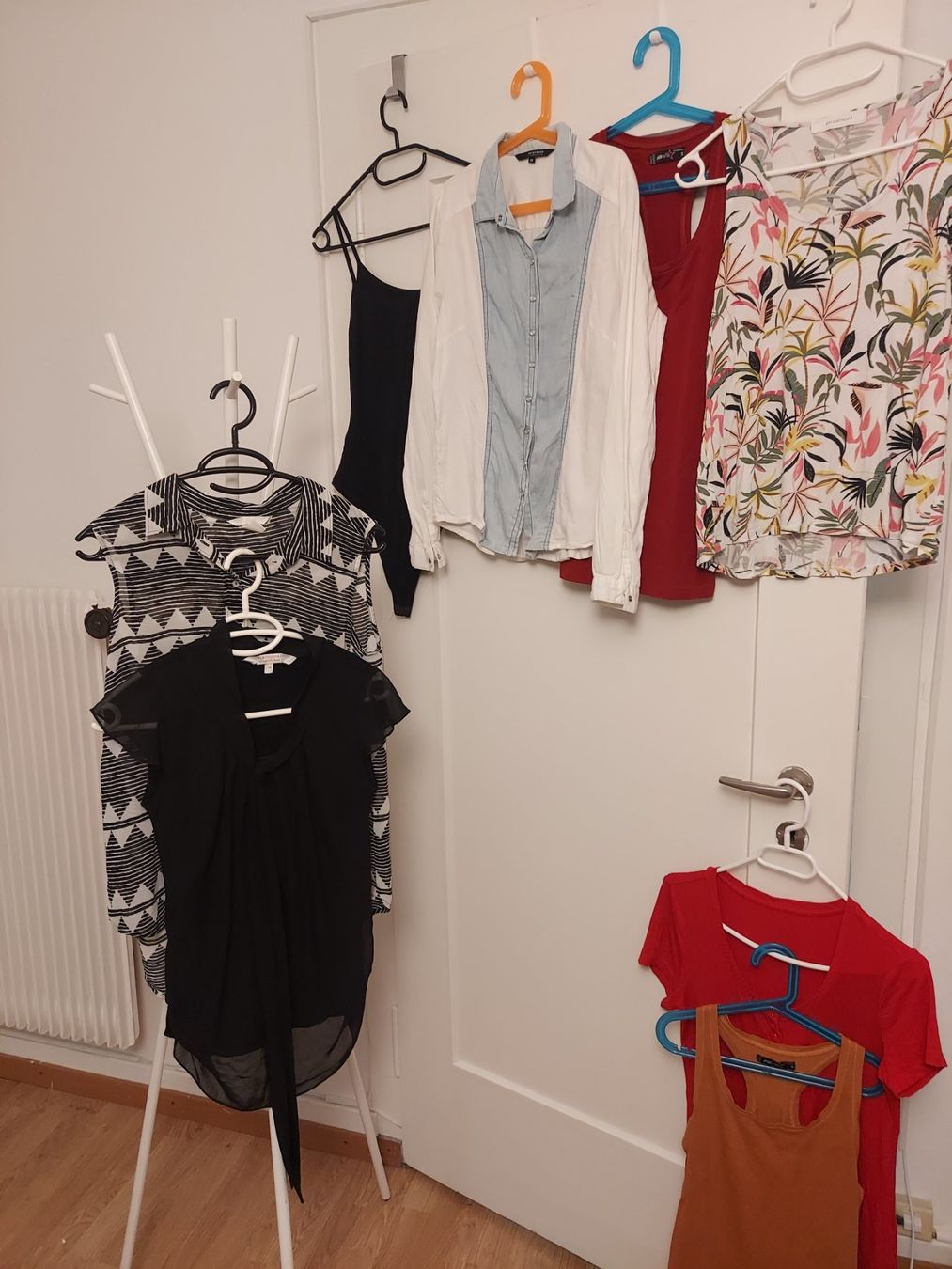 Lots de vêtements: 9 Oberteile – D'occasion à Biel/Bienne par mas_fx95