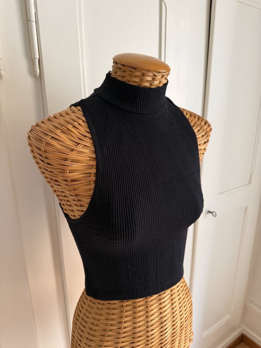 Zara Tops: ZARA - Top schwarz gerippt XS-S – D'occasion à Zürich par Diazaio 1
