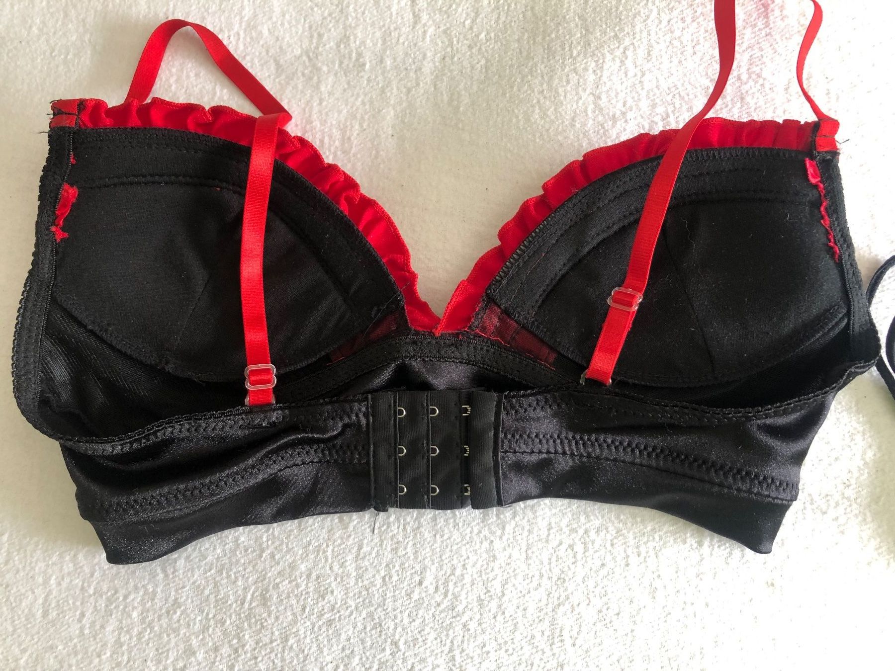 Altra biancheria intima: schwarzer BH mit roten Rüschen inkl. String - Gr. S – Nuovo (secondo la descrizione) da Pratteln venduto da sexty-nine-69 2