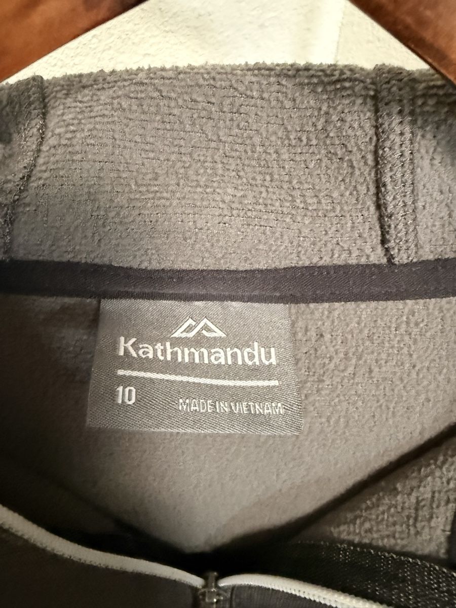 Vestes: Grauer Kapuzenpullover Kathmandu, Grösse M – D'occasion à Winterthur par hera05 3