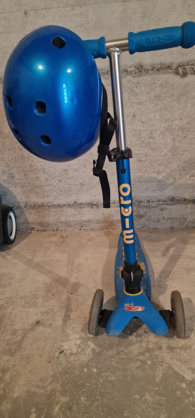 Micro Fahrzeuge für Kinder: Roller Mini Micro blau mit Helm, guter Zustand – Gebraucht aus Romanshorn von JessiO