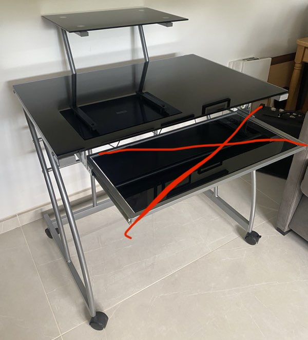 Scrivanie: Bureau informatique verre noir avec étagère pour écran – Usato da Chézard-St-Martin venduto da Cheyenne_75 1
