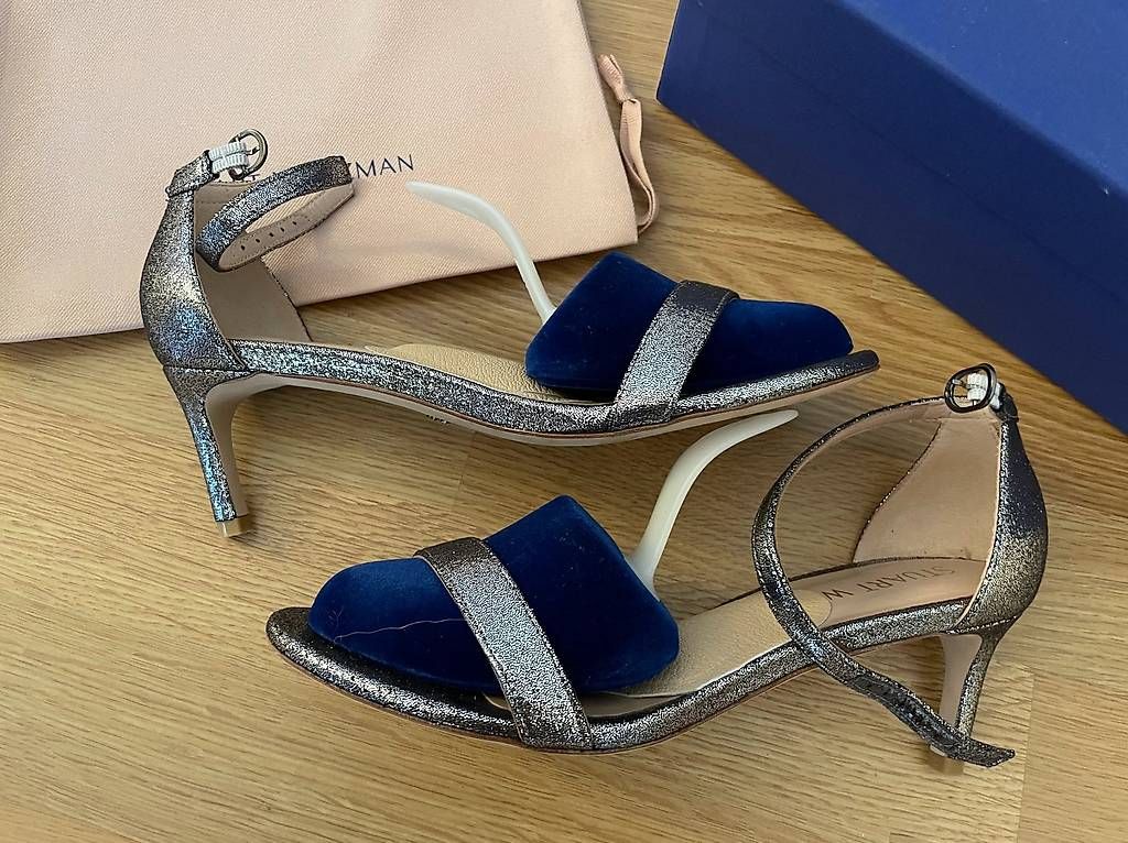 Scarpe da donna: Silberne Sandeletten Stuart Weitzman Gr. 38 – Usato da Zürich venduto da ruth024