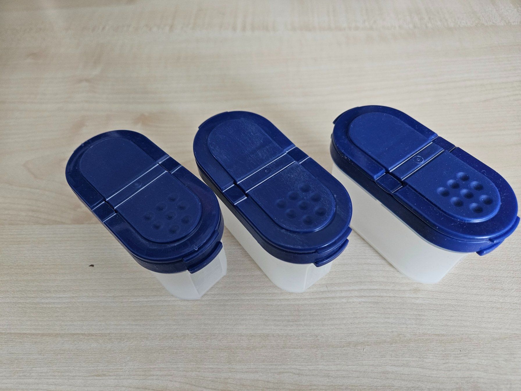 Tupperware Contenitori & Simili: Tupperware Gewürzböxli 3 Stück klein – Usato da Aesch BL venduto da Chrutli1
