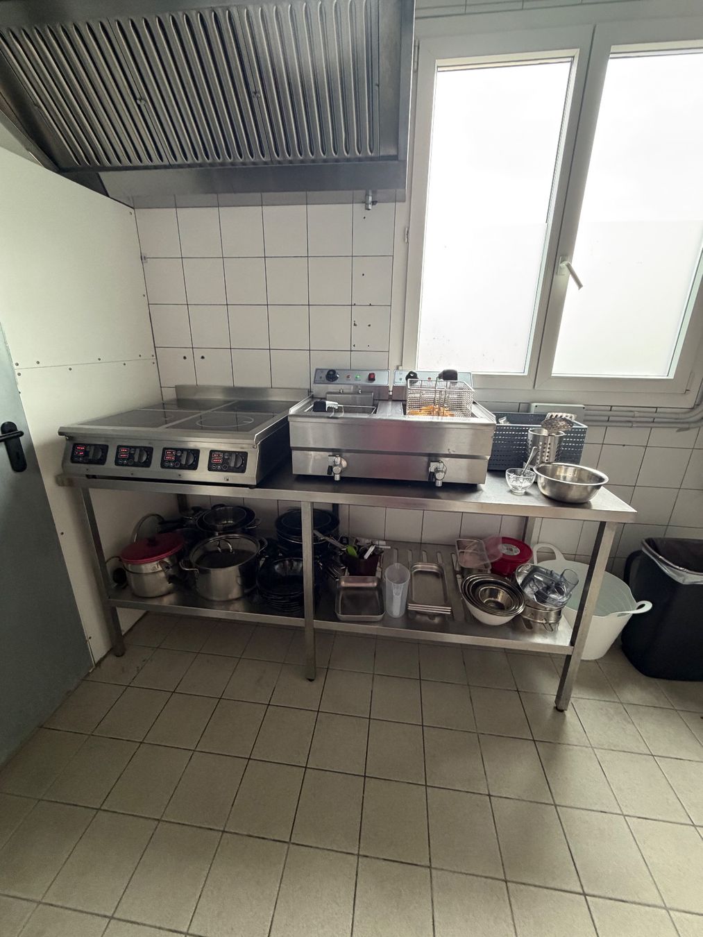 Cucine complete: Edelstahl-Arbeitstisch – Usato da Signau venduto da mon_vq5l