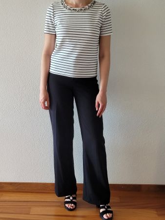 T-shirt rayé noir et blanc avec col en perle