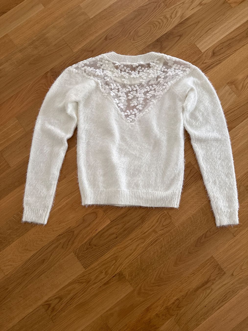 Maglioni & Felpe: Weisser flauschiger Pullover mit Spitze (Grösse XS) – Nuovo (secondo la descrizione) da Zürich venduto da Le_juste_brix 1